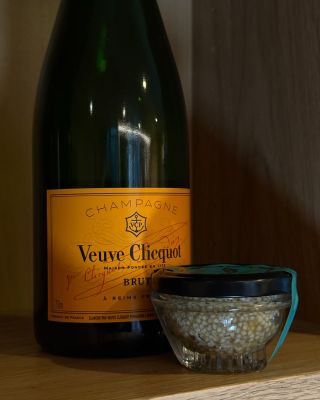 Na naší prodejně nenajdete jen výjimečný kaviár, ale i dokonalé párování, které umocní jeho chuť. 🖤🥂 Ať už dáváte přednost...